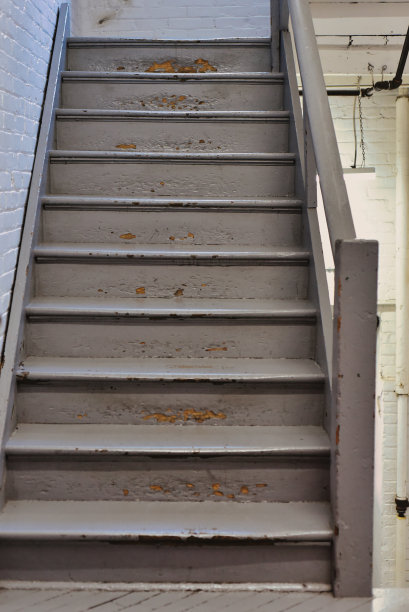 饱经风霜的直木楼梯图片下载