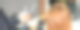 一位红发女子坐在镜子前，由一位发廊的女理发师理发她的红色长发(后视图)。图片下载