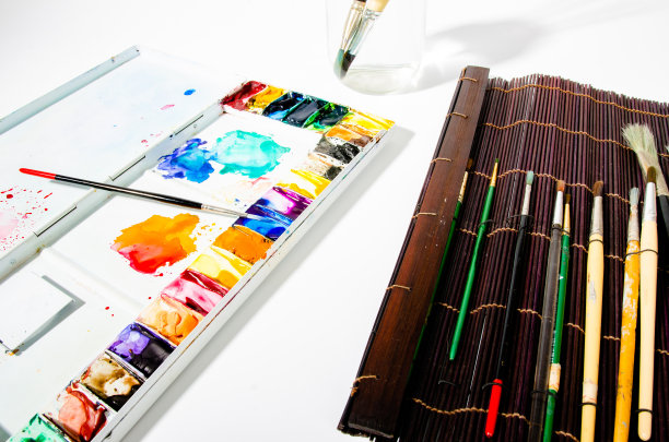 画笔和彩色水彩，艺术家的绘画用品。图片下载