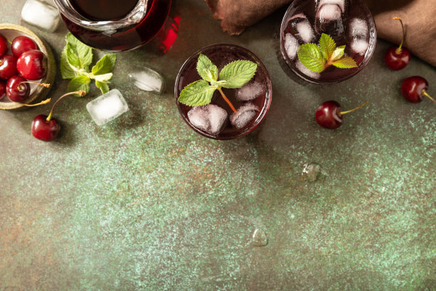 清凉的樱桃可乐，在石头背景上加冰，夏日果汁。从上面看。副本的空间。图片下载