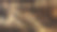 发光的金色曲线与闪闪发光的光效果和散景装饰图片下载