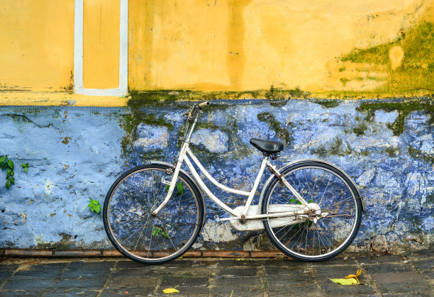 自行车靠在老房子的墙上图片下载