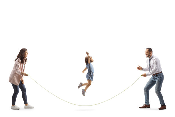 父母和女孩玩跳绳的全裸镜头图片下载