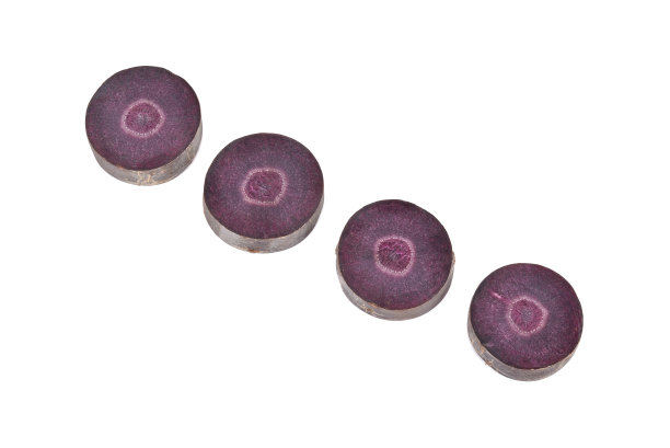 白色背景上的紫色胡萝卜图片下载