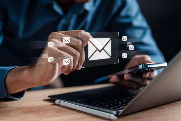 电子邮件发送在线连接网络，商家利用在线信件联系和沟通，电子邮件图标，电子邮件营销，发送电子邮件或时事通讯，在线工作网络。图片下载