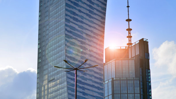 抬头看市中心的商业大厦。蓝天映衬下的现代办公楼。图片下载