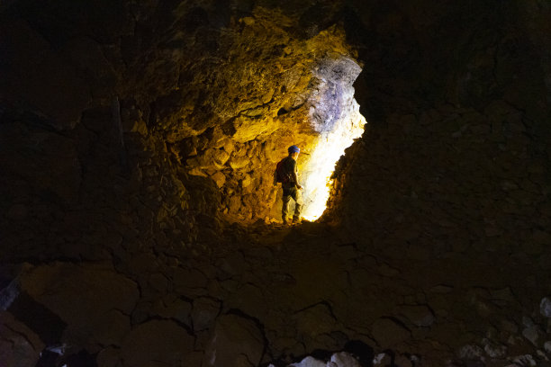 一个人在洞穴入口处的图像图片下载