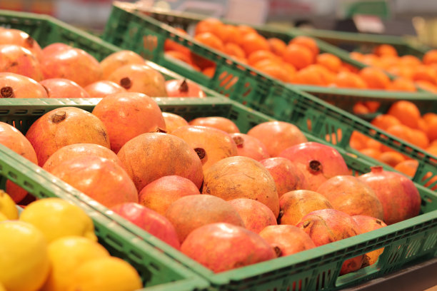 塑料盒子里成熟的石榴，特写图片下载