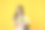 肖像快乐休闲的亚洲女学生与背包和笔记本电脑孤立的黄色背景。回归学校和学习理念。图片下载