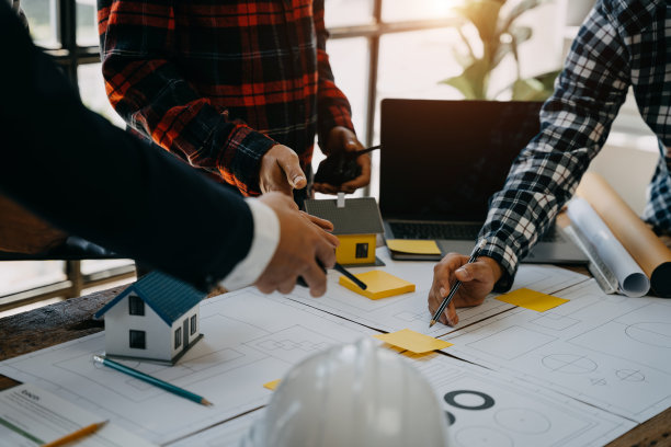 作为团队建筑师和设计师参与新公寓的蓝图项目。办公室技术图纸的工作概念照片。图片下载