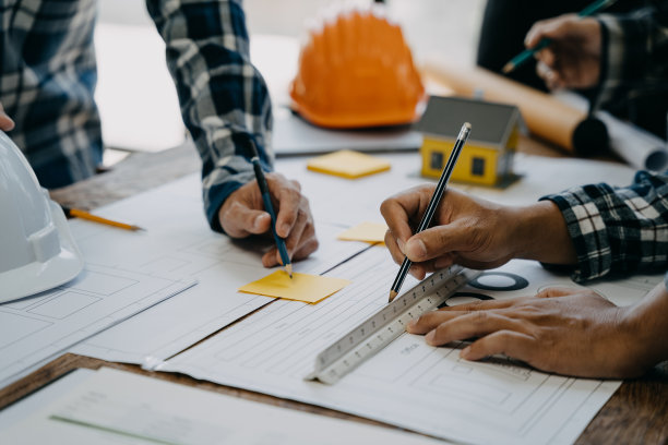 作为团队建筑师和设计师参与新公寓的蓝图项目。办公室技术图纸的工作概念照片。图片下载