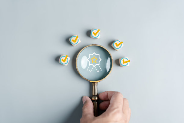 质量管理与质量控制保证目标和改进。标准化、认证。遵守法规、服务和标准。图片下载