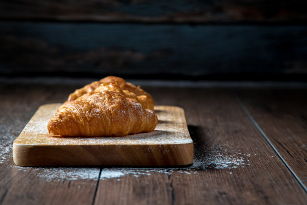牛角面包放在木托盘上图片下载