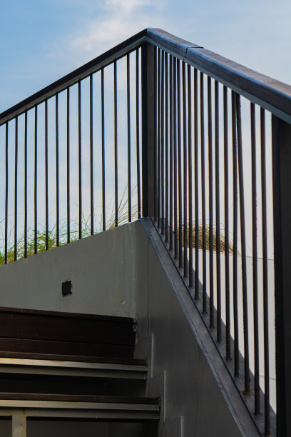 室外楼梯的铁扶手图片下载