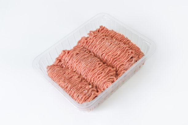 用商店购买的透明塑料包装的碎猪肉图片下载