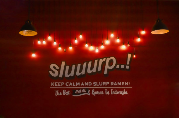 红墙上的字还亮着灯图片下载