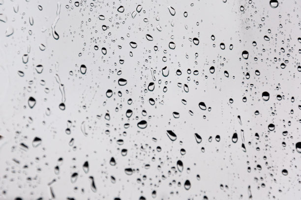 雨滴落在玻璃上，背景。有一个地方可以写题词高质量的照片图片下载