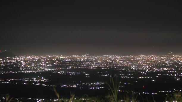 从山顶俯瞰这座城市的夜景图片下载