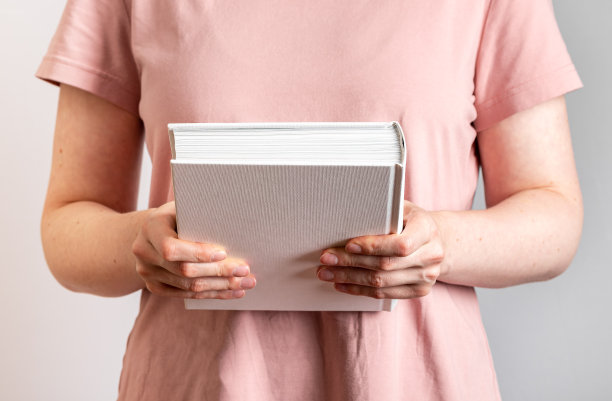 手握抽象关闭纸质书精装图片下载