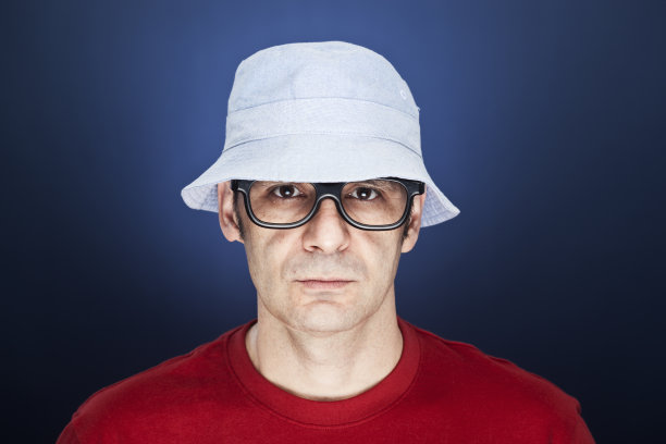 戴着夏帽和眼镜的中年男子。图片下载