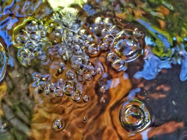 带有气泡的波浪状水面的抽象照片图片下载