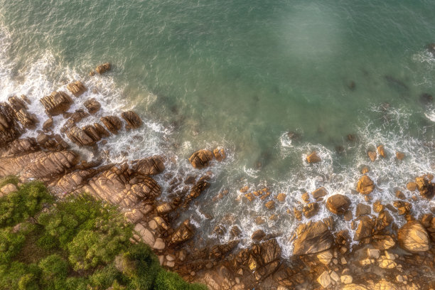 鸟瞰越南芽庄省美丽的日出和平静的海浪时的海岸线。图片下载