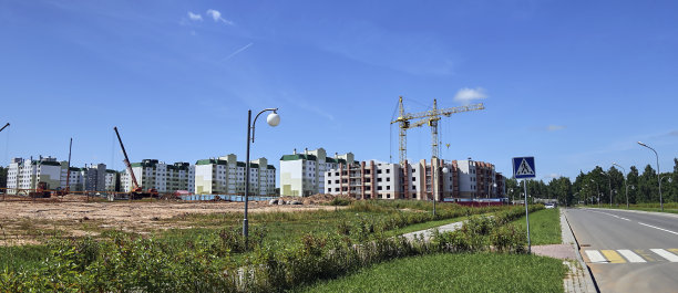 全景的建筑工地和许多起重机工作图片下载