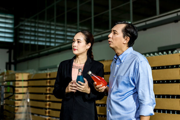 顾客参观仓库或工厂以作出购买决定。业主向客户解释产品。检验进出口货物质量。饮料厂饮料生产线图片下载