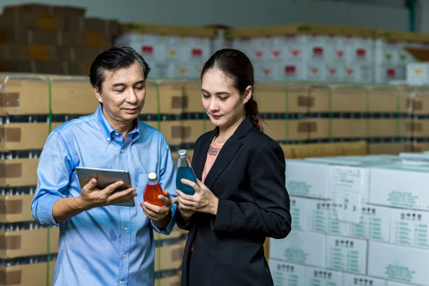 顾客参观仓库或工厂以作出购买决定。业主向客户解释产品。检验进出口货物质量。饮料厂饮料生产线图片下载