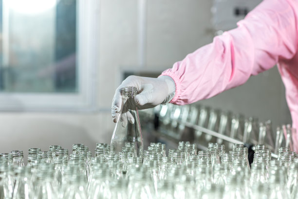 检查饮料厂玻璃瓶的质量或库存。在饮水厂工作的QC工人图片下载