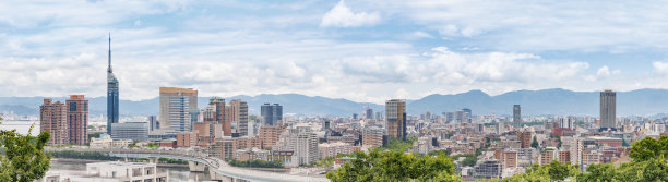 从山顶看福冈县博多的城市景观图片下载