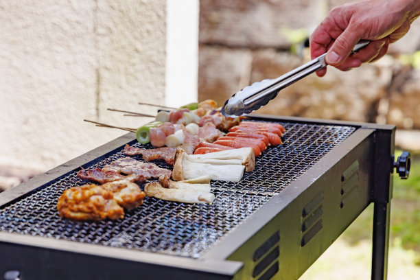 美味的烧烤在木炭上烤图片下载