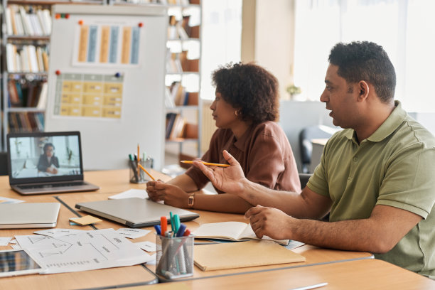 学生与老师在线上课图片下载
