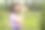 运动妇女在户外健身训练后喝水。图片下载