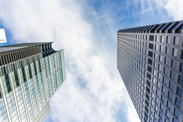 现代办公大楼窗户朝上的倒影图片下载