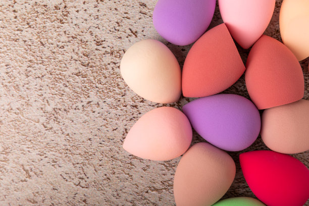 大理石背景的美容搅拌机。化妆用海绵。化妆产品。美丽的概念。放文字的地方。拷贝空间。平躺图片下载