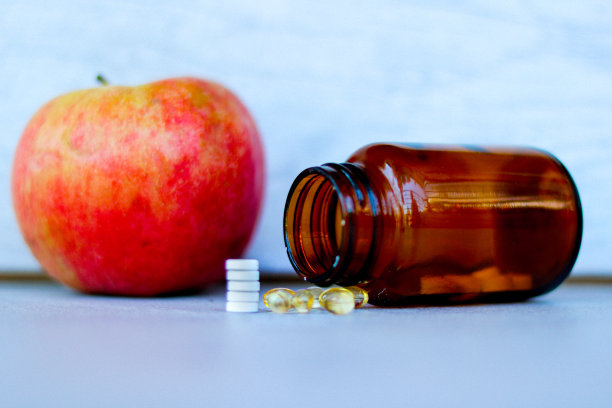 药瓶、药丸和保健苹果图片下载