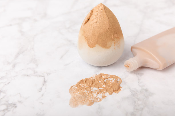 白色大理石背景上的美容搅拌机和粉底霜。化妆化妆海绵。化妆产品。美丽的概念。放文字的地方。拷贝空间。平躺图片下载