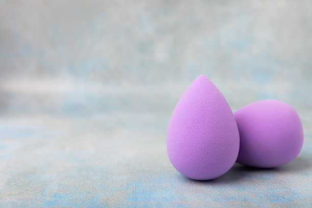 大理石背景的美容搅拌机。化妆用海绵。化妆产品。美丽的概念。放文字的地方。拷贝空间。平躺图片下载