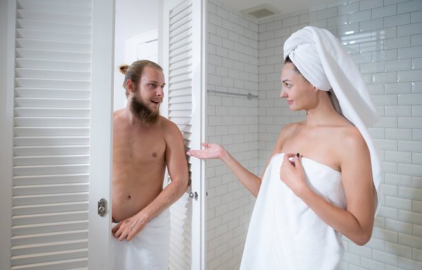 相爱的年轻情侣，男人和女人在浴室淋浴后图片下载