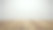 空桌面在散焦白墙上与复制空间。图片下载