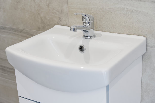 白色面盆与镀铬龙头在梳妆台图片下载