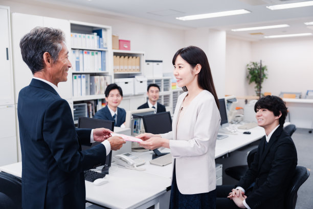 女性员工在工作中接受祝贺图片下载