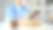 医生办公室桌子上的药瓶和医学书籍的特写图片。图片下载