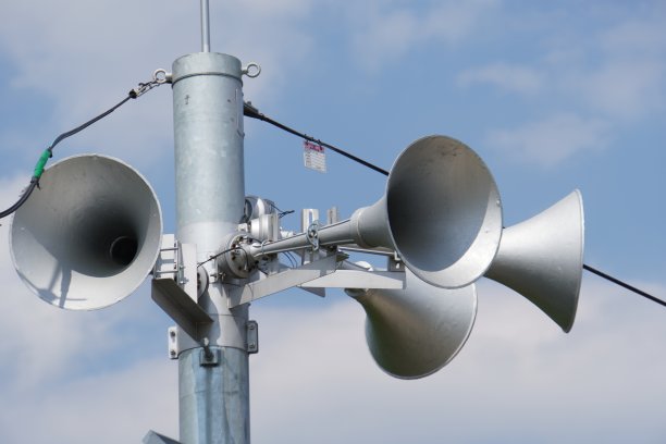 由五个扩音器组成的户外公共广播系统图片下载