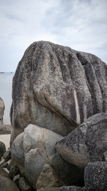 非常大而高的珊瑚岩在普达海滩的边缘-邦加岛图片下载