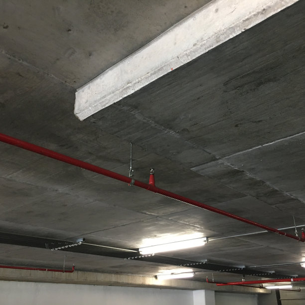 点亮灯泡，照亮颜色编码的建筑管道，以进行象征性识别图片下载