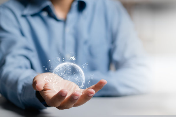数字化转型变革管理，商人持有全球商业图标，成功的战略规划。图片下载