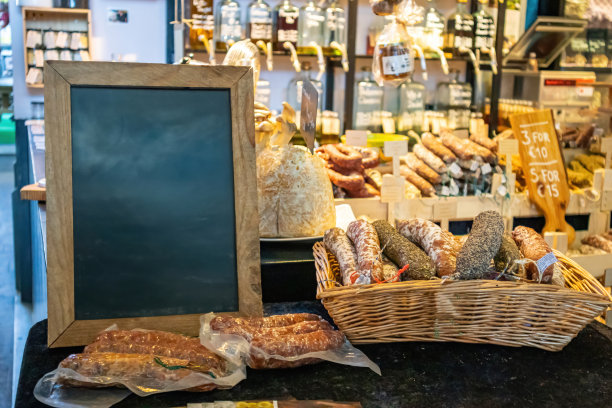 香肠和肉制品的种类在商店，鹿特丹荷兰。空黑板，拷贝空间。图片下载