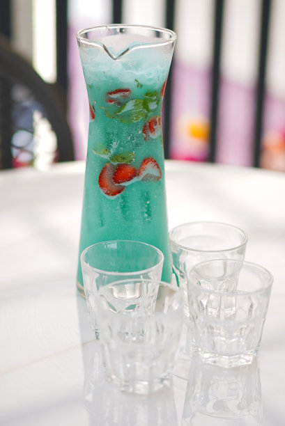 冰蓝草莓牛奶图片下载